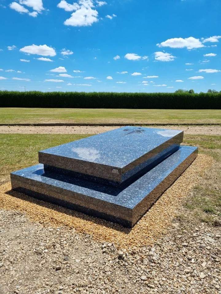 Nous créons des monuments funéraires sur mesure.