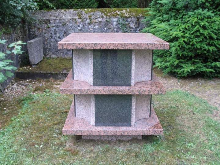 Nous construisons des columbariums dignes et respectueux.