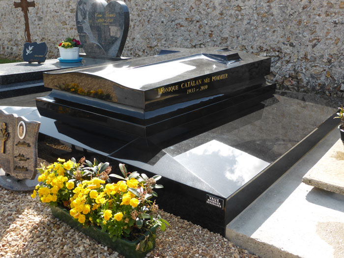 Articles funeraires : quelles possibilités pour orner une tombe ?